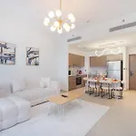 Full Luxury In This 2 Bedroom With Skycraper Views